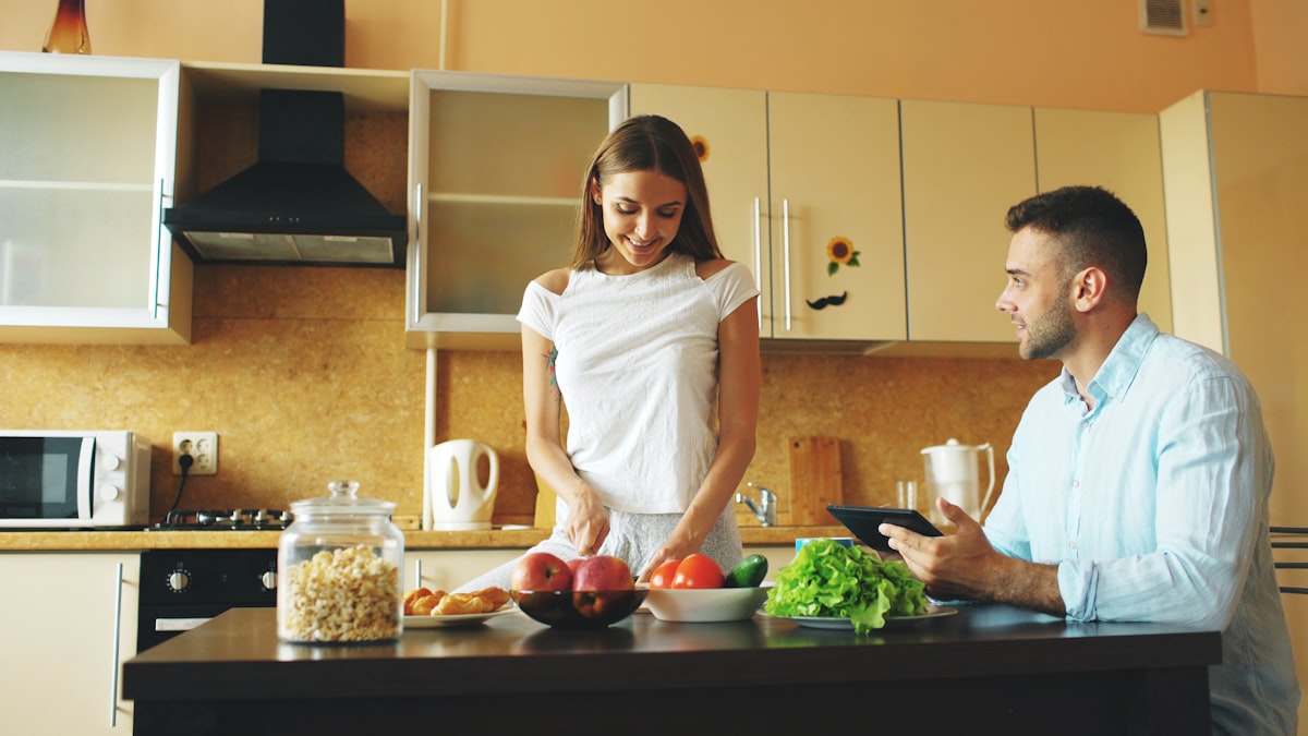 Femei active mânânc o masă echilibrată cu legume și proteine